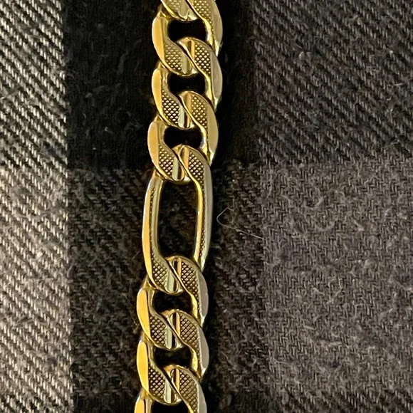 14k Gold 22” 10mm Figaro Chain weighs 72 grams.